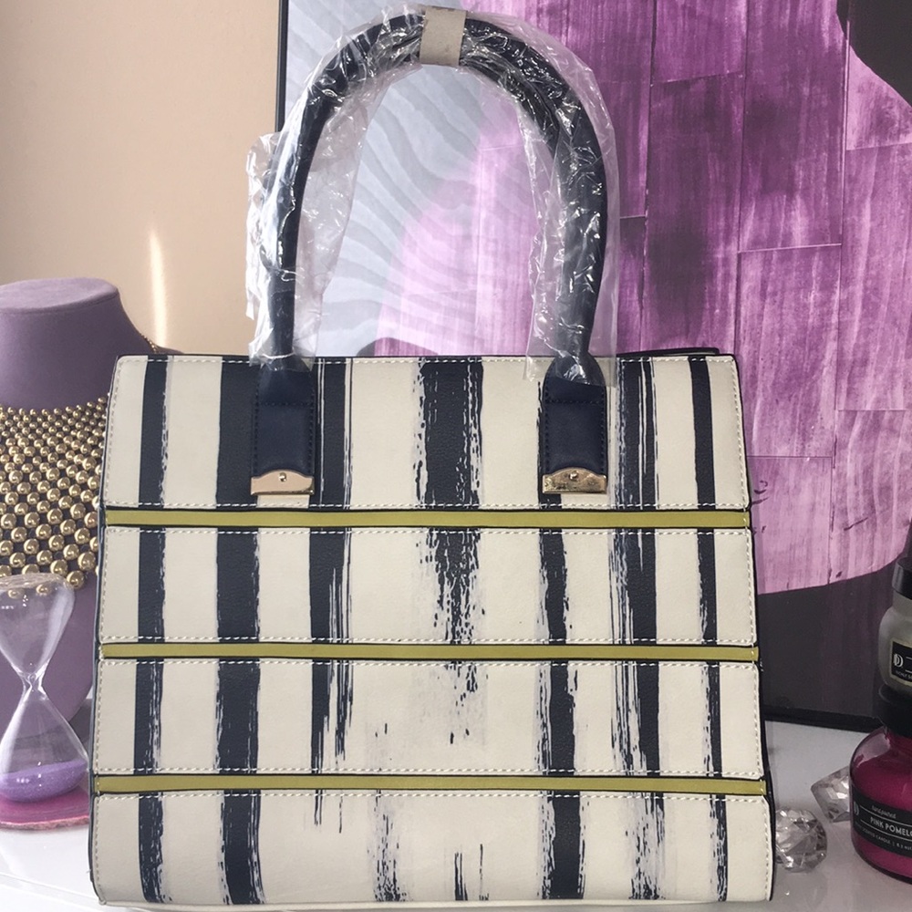 NWT Vegan leather ivory/navy handbag